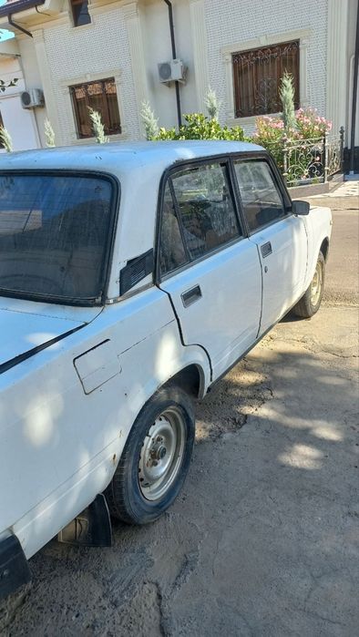 Vaz 2107 sotiladi srochna
