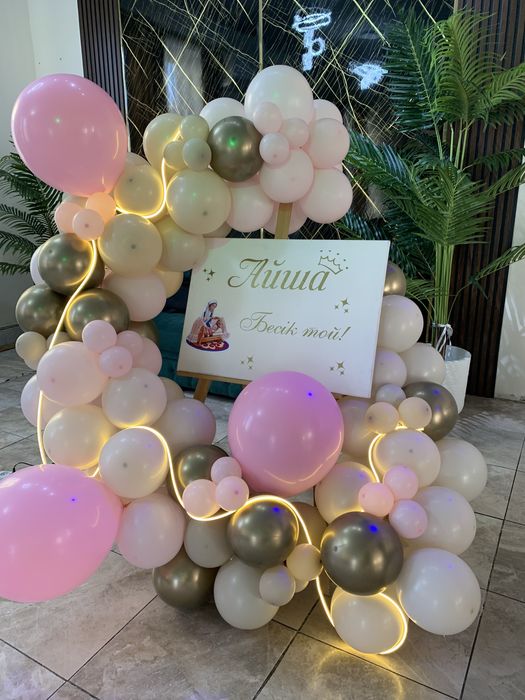 Фотозона с мольбертом