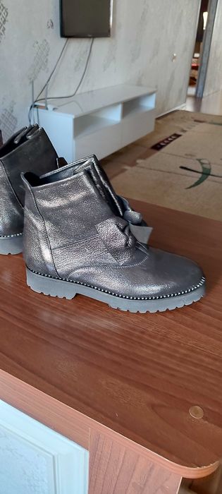 Ботинки кожаные серебристые