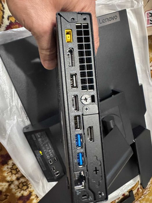 Sistem desktop compact Lenovo All-in-One TIO27, ThinkCentre M720Q cu monitor de 27 inch, ca și nou