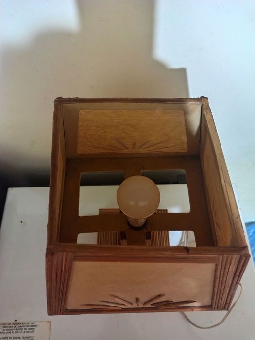 Интересна Стара Дървена Настолна Лампа