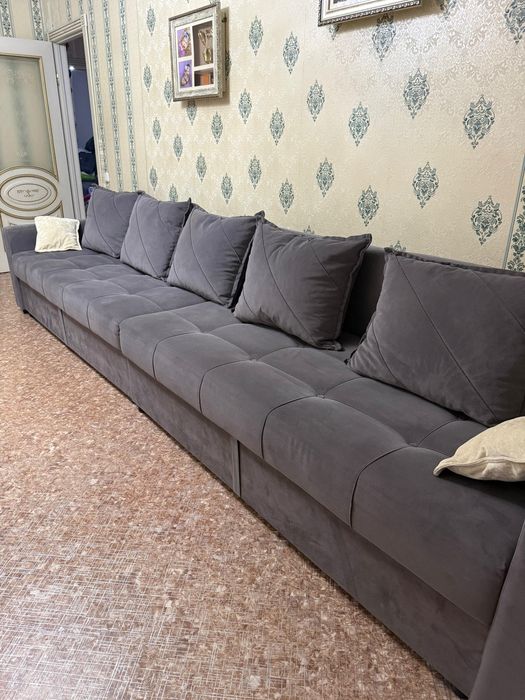 Диван темно серого цвета