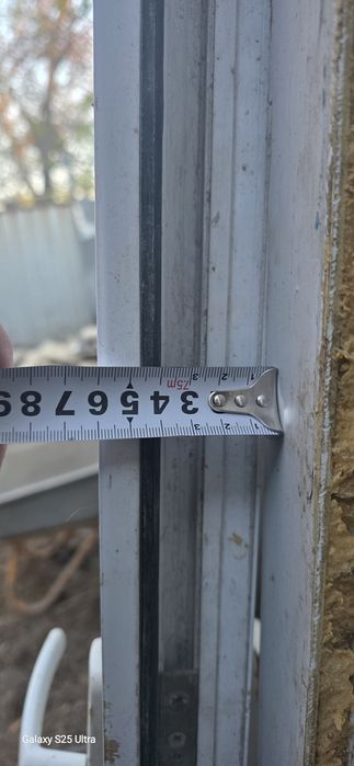 Пластиковая дверь со стеклом