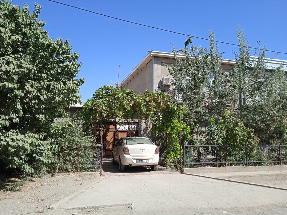 Карши шахарда 2 каватли ховли сотилади