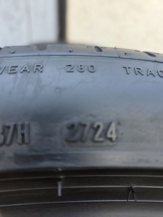 Vând două anvelope de vara pirelli p zero 295 35 23 dot 2724