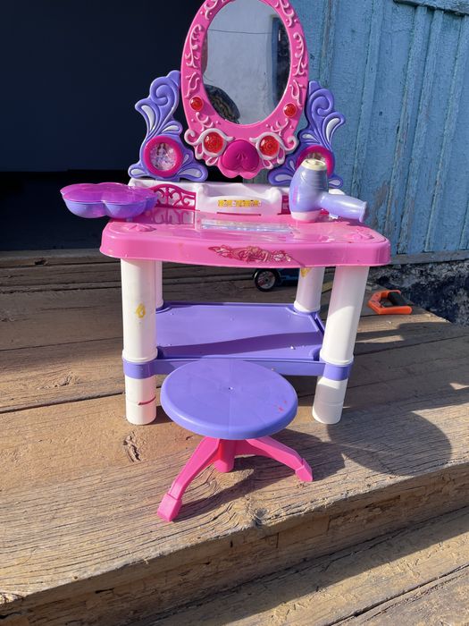 Детский туалетный столик