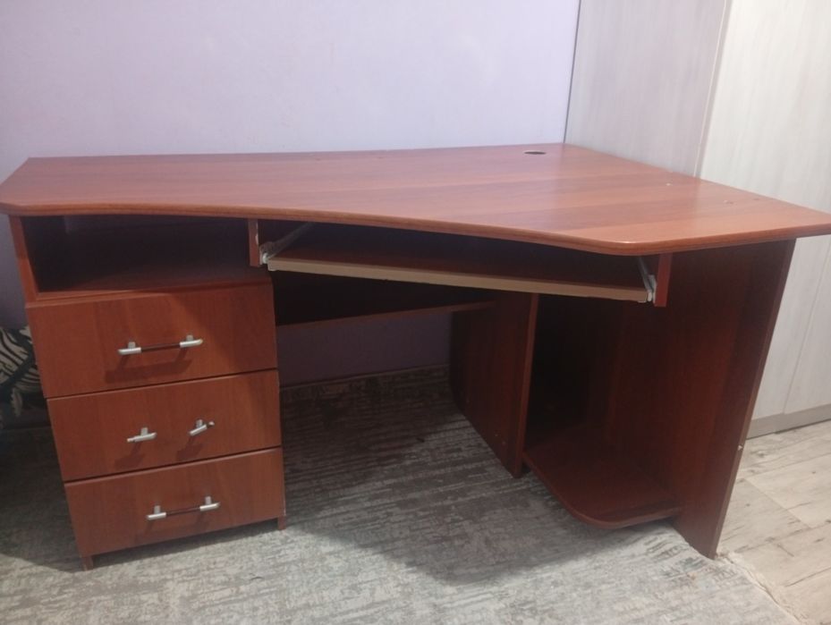 Продам стол в нормальном состоянии