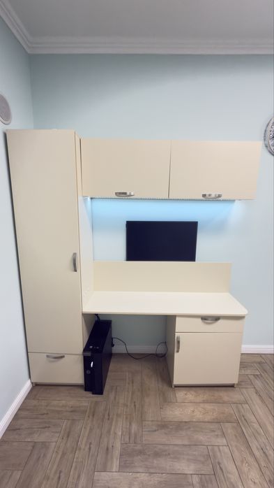 Комплект мебели – гардероб, бюро и горни шкафове