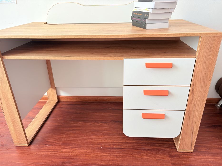 Детский уголок - стол и шкаф