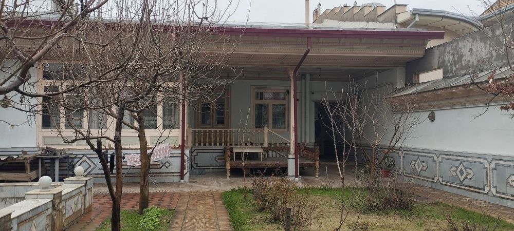 Срочно продажа дома
Шайхантахурский район 
4.7 соток
Цена 305000$
Тел.