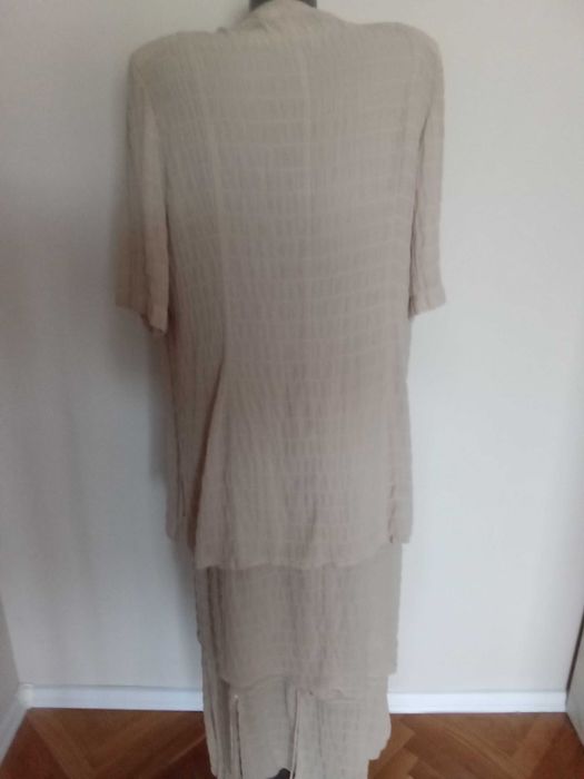 Летен бежов тоалет