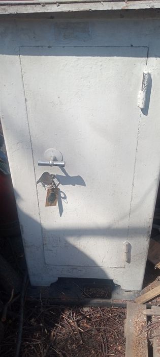 Продам два железных сейфв