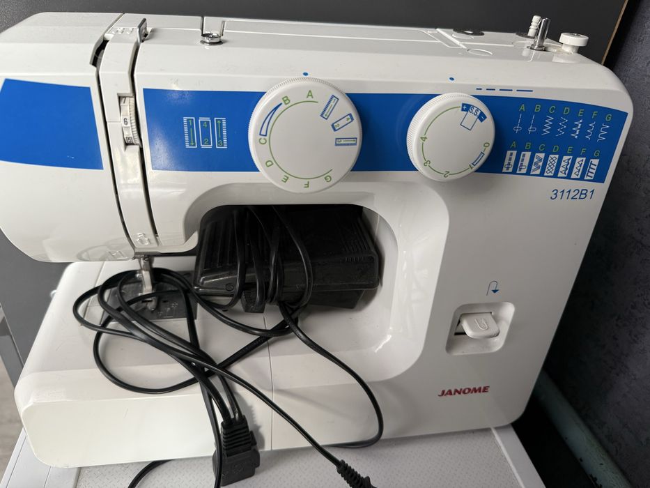 Швейная электрическая машинка