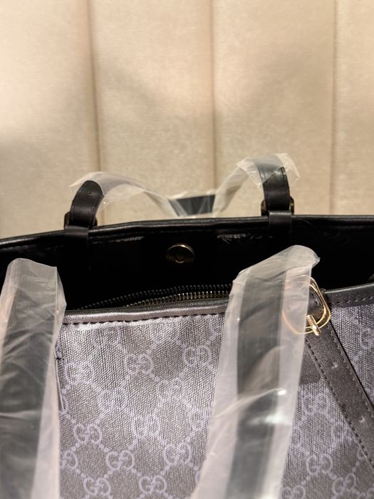 GUCCI – Geantă tote GG Supreme (negru/gri)