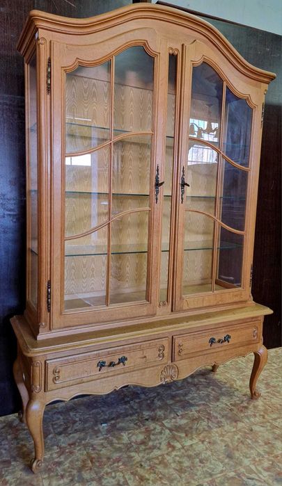 Масивна дъбова витрина със стъклени плотове в стил "ЛУИ XV"