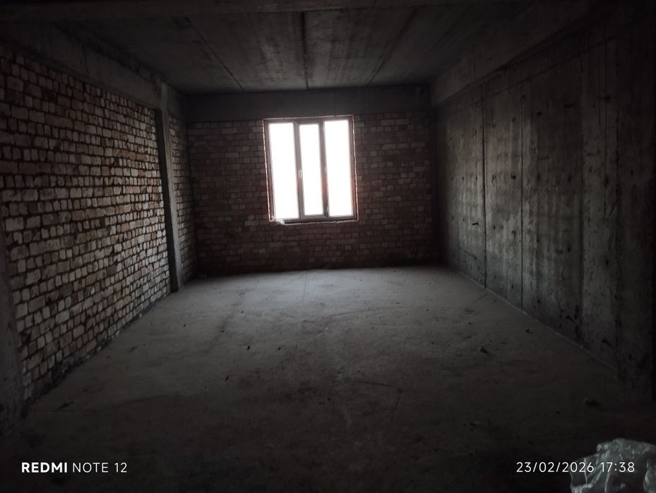 3 xonali uy sotiladi Mirzo Ulugʻbek tumanida Qorasuv 6 dahasida