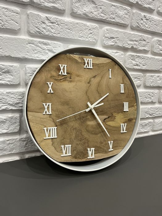 Ръчно изработен часовник от дърво и метална рамка със скандинавски мъх