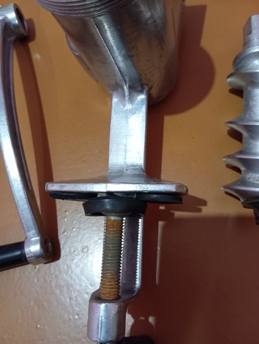 Мясорубка ручная новая