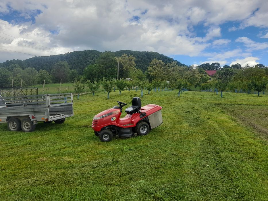 Vand tractoras de tuns iarba