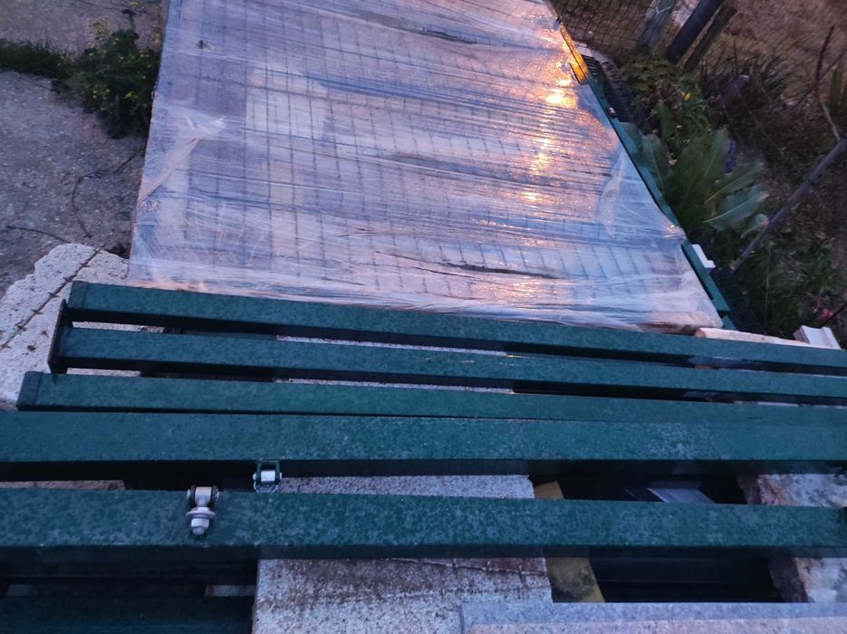 Зелена ограда с врата и гаражни врати