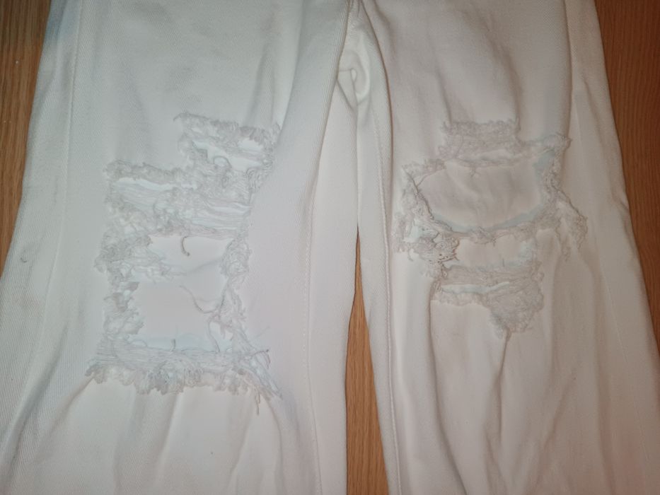 Скъсани бели дънки