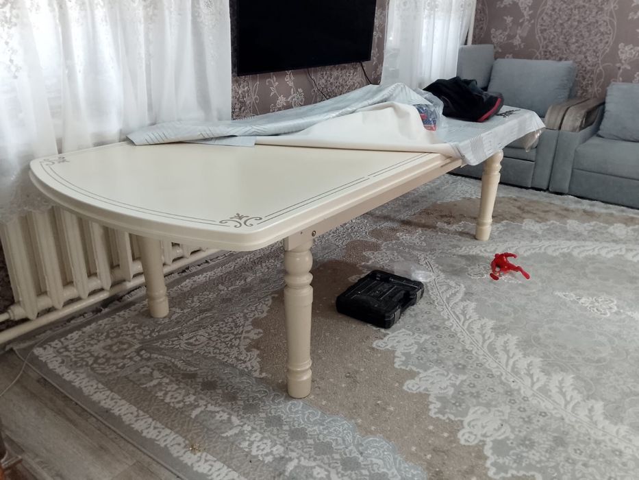 Стол для гостинной