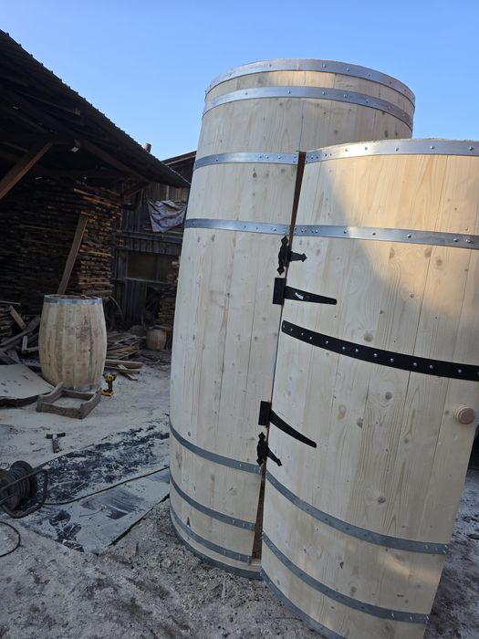 Butoi tip bar cu uși de vizitare