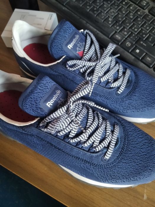 Reebok oyoq kiyimi sotiladi