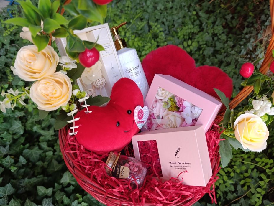 Подарочный бокс -корзинка с Пандорой браслетом для девушки