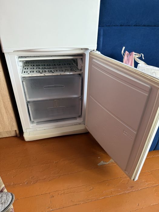 Холодильник с морозилкой