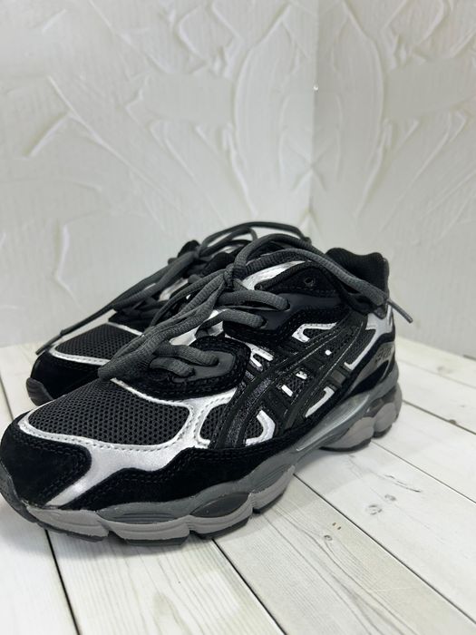 Продам кроссовки женские