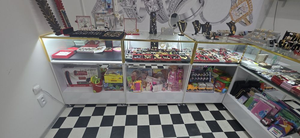 Dokon vitrina merely sotiladi