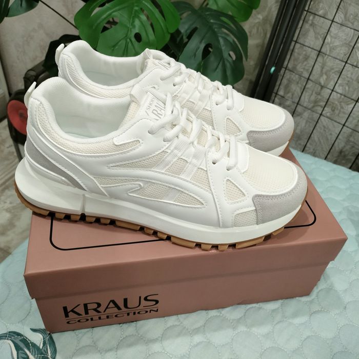 Продам кроссовки женские