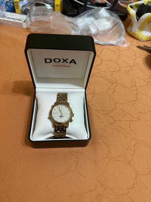 часовник DOXA, кварц, неразличим от нов, с история