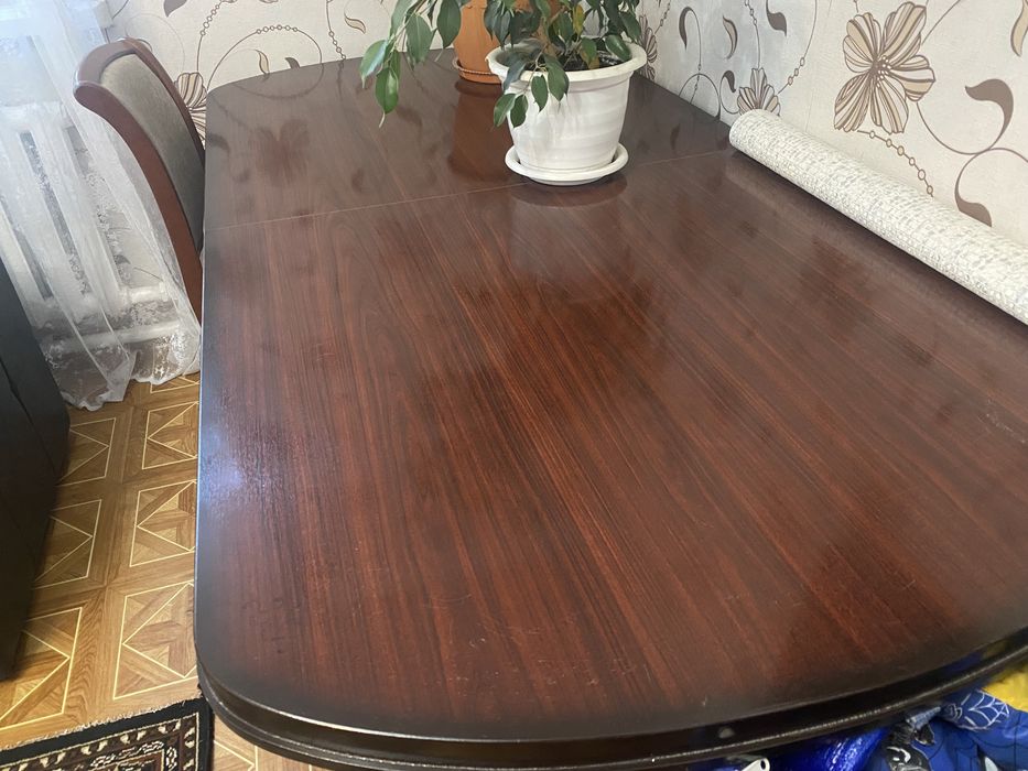 Стол для гостинной