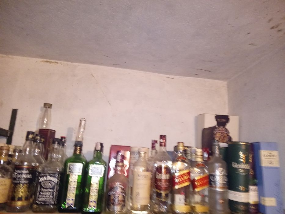 Кутии и бутилки от уиски