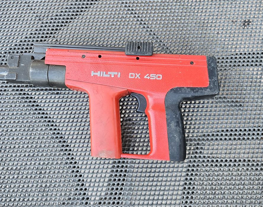 HILTI  DX450 Пистолет за бетон и метал