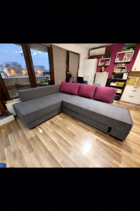 Ъглов диван с възглавници