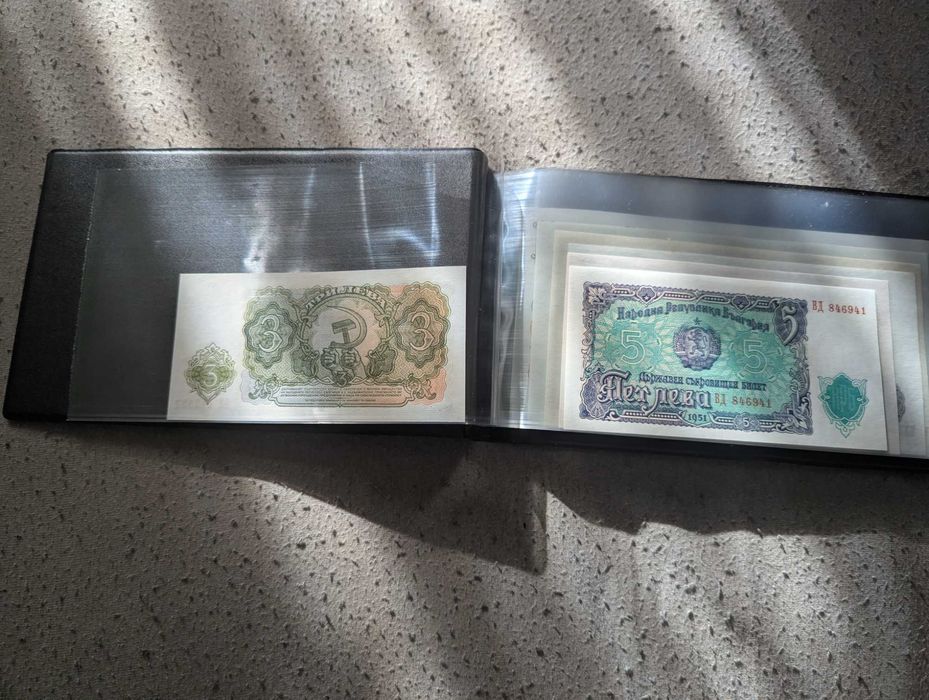 български, нециркулирали банкноти 1951-2005 в колекционерски албум.