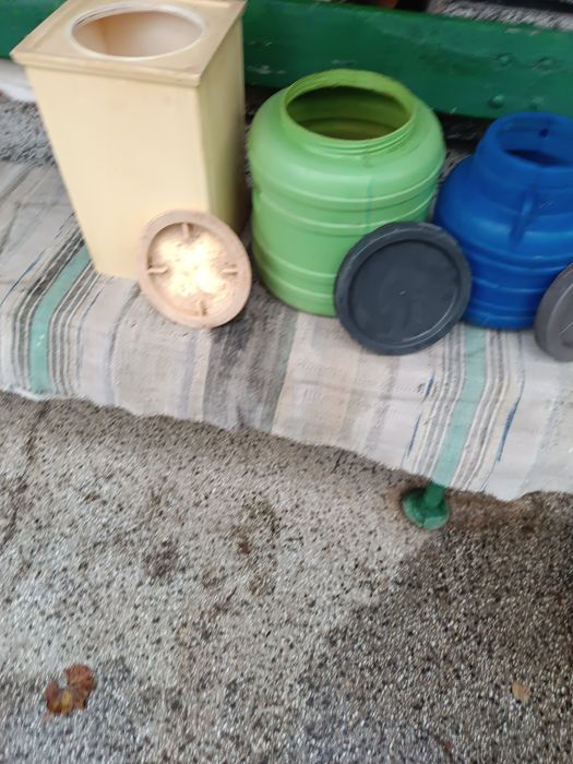 Пластмасови бидони за зимнина и кофи от сирене