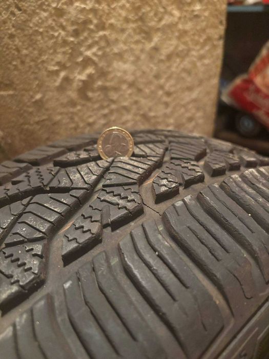 Продавам почти нова гума всесезонна 215/60 RM 16 V XL.Продавам и 4бр з
