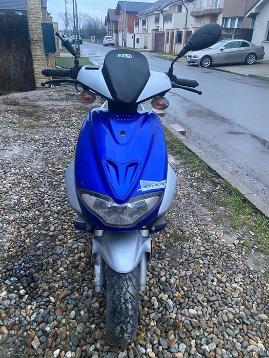 Vând scuter 49 în  doi timpi cu carte Rar si talon