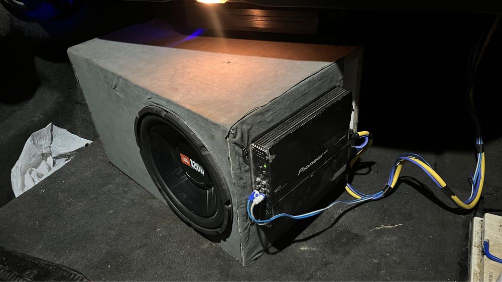 продам сабвуфер с усилителем