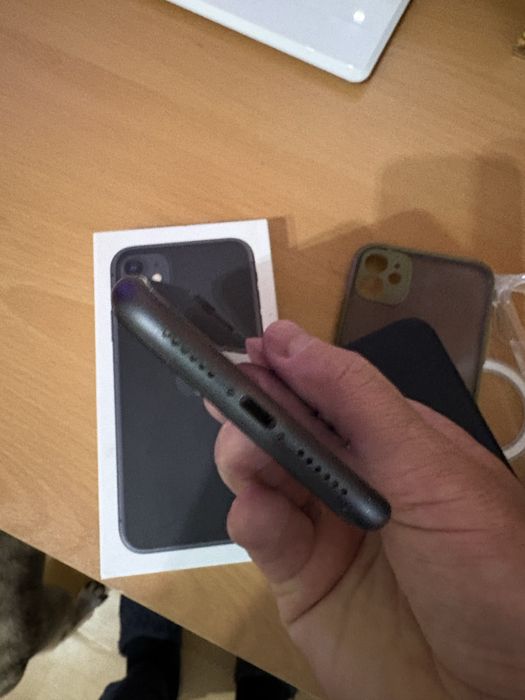 iPone 11 64 G не разлечим от нов с капцитет на батерията 83%