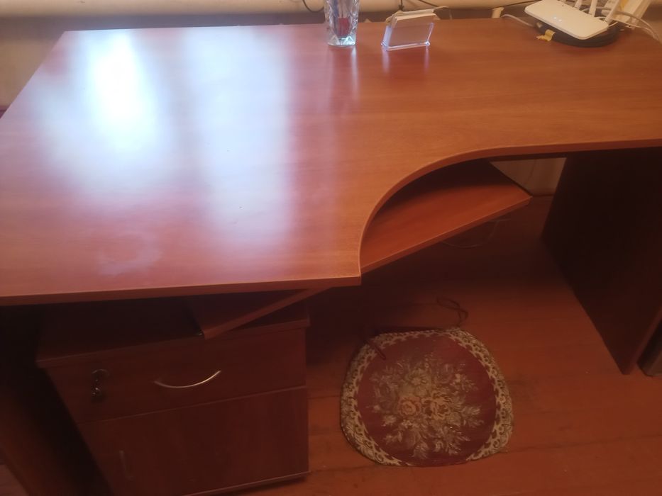 Продам компьютерный стол, большой с тумбой,25000 т