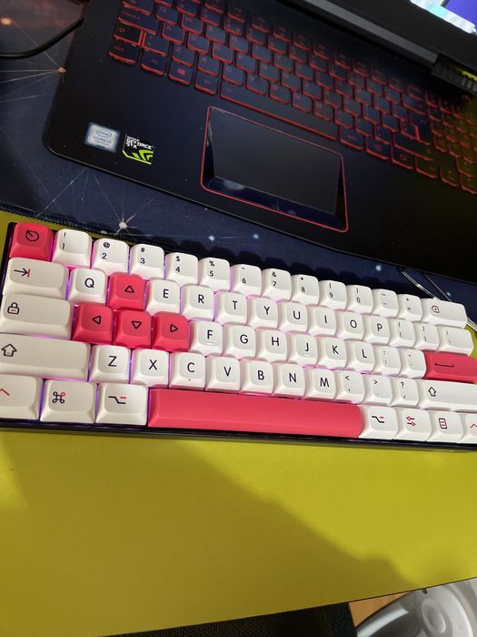 Keycaps Red and White Theme