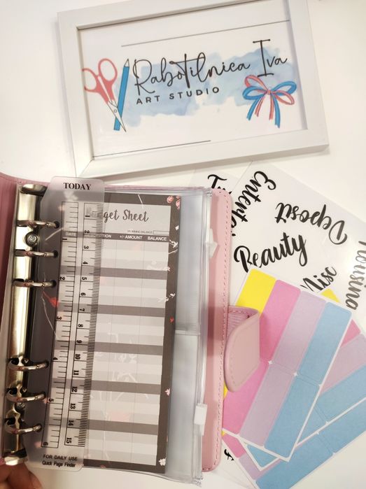 Финансов планер декориран с полимерна глина.