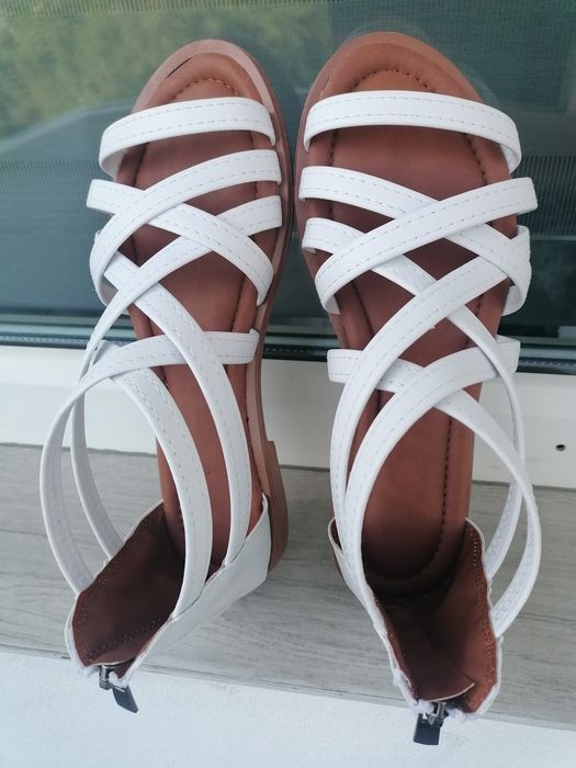 Sandale noi, marimea 35 cu interiorul de 22.5 cm
