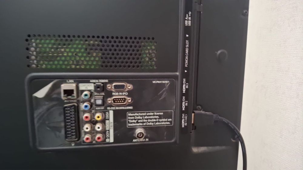 Телевизор LG с подставкой