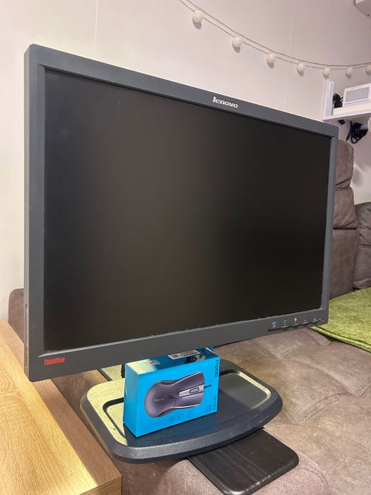 Монитор Lenovo большой